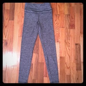 Heather grey work out leggings.
